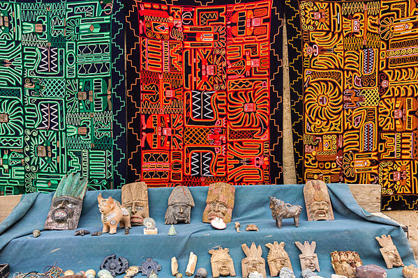 PeruviantraditionalwaresinOllantaytambo