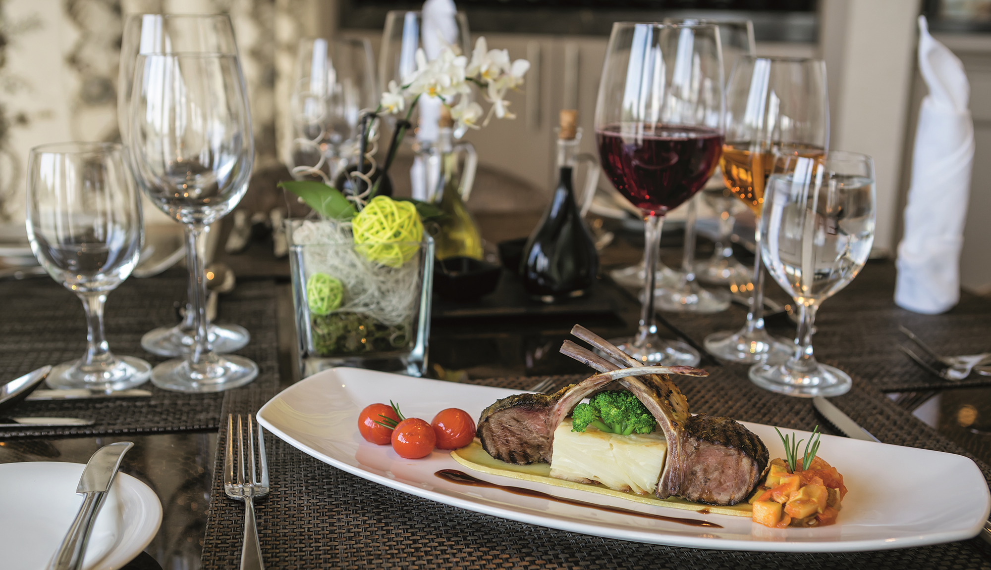 CULINARY_Plated_dish_with_wine2_AmaDolce_obd2023