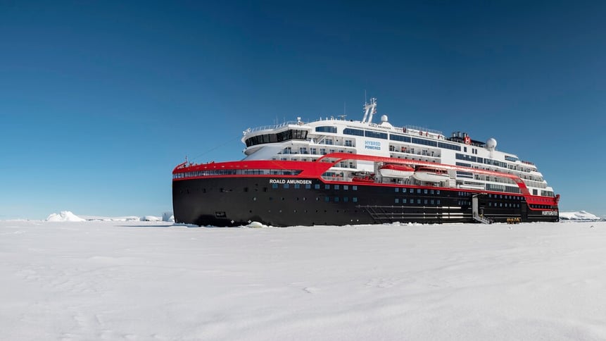 Landing_on_the_ice_Antarctica_HGR_141644_1080_Photo_Andrea_Klaussner