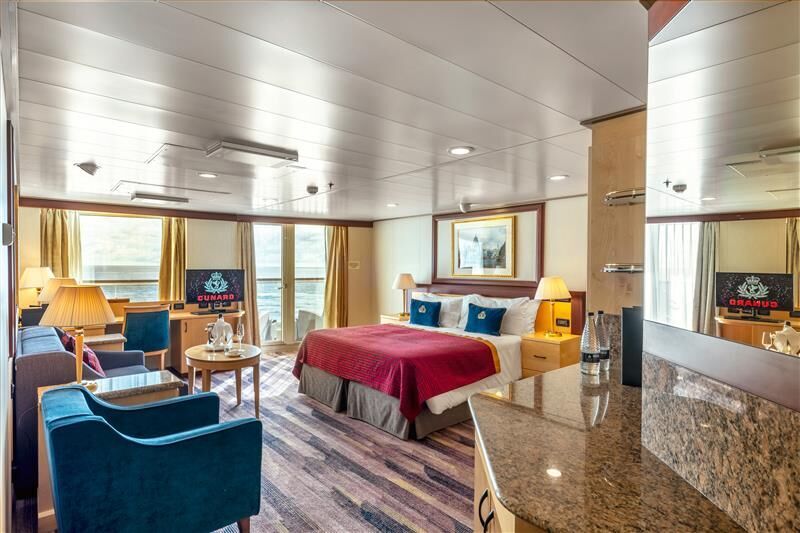 A Queen Grill suite on Queen Elizabeth with seating area and balcony